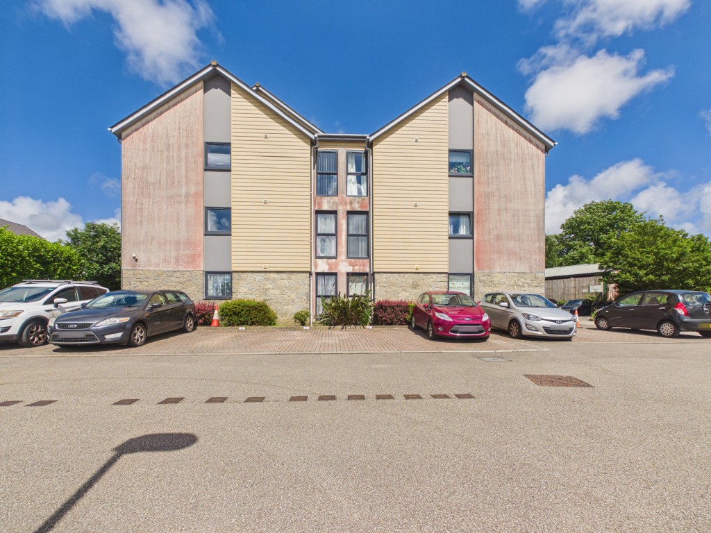 Lot: 85 - MODERN TWO-BEDROOM SECOND FLOOR APARTMENT WITH PARKING - Front elevation